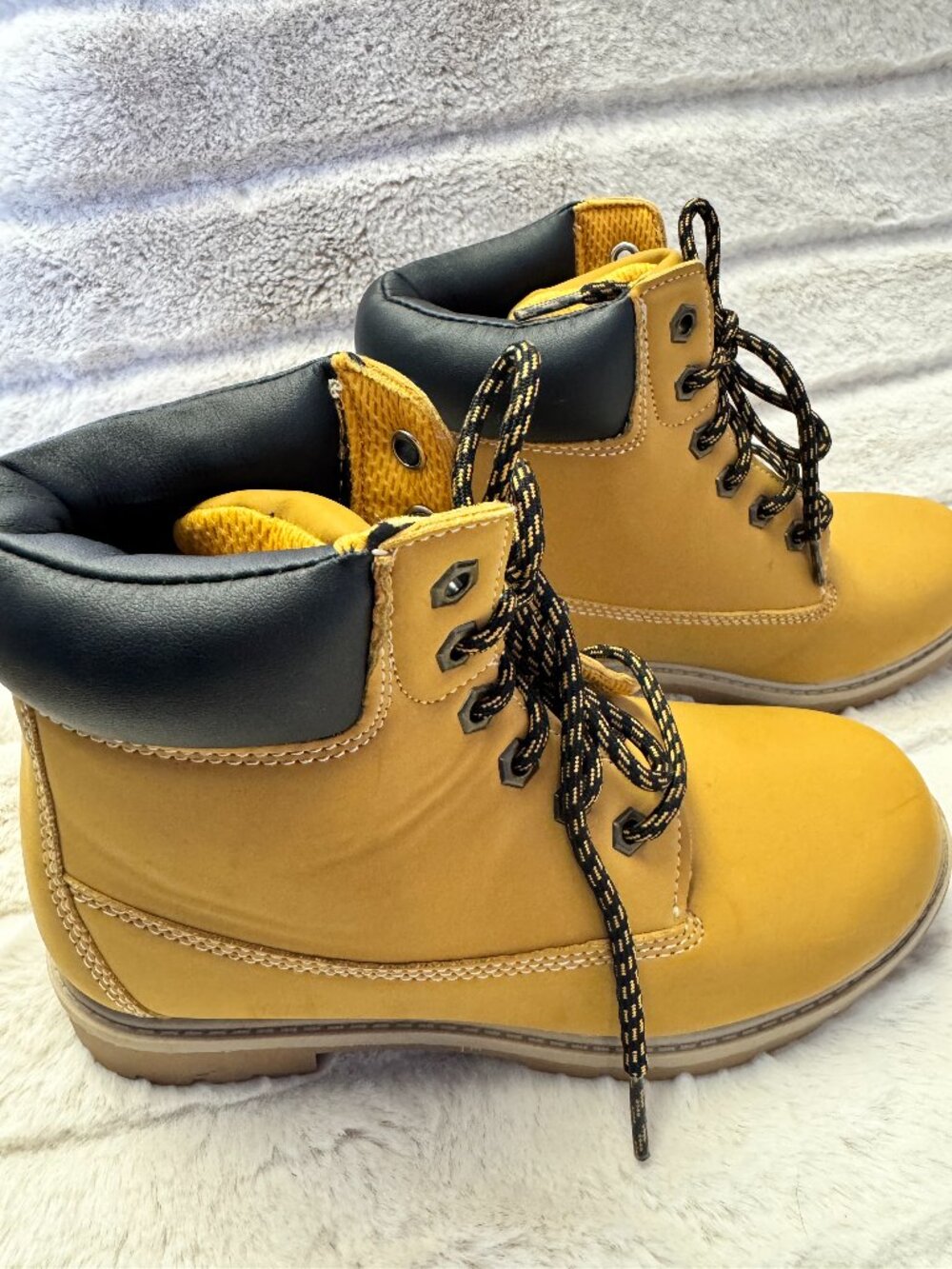 Winter boot, indicating size 6
